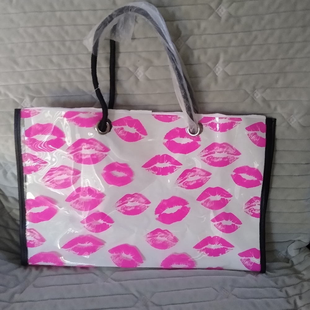 Bloomingdale New Rare kissing Tote